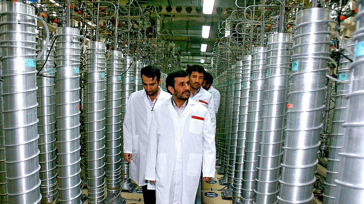 Az iráni elnök, Mahmud Ahmadinedzsád urándúsító műhelyt látogat meg Teherántól nem messze