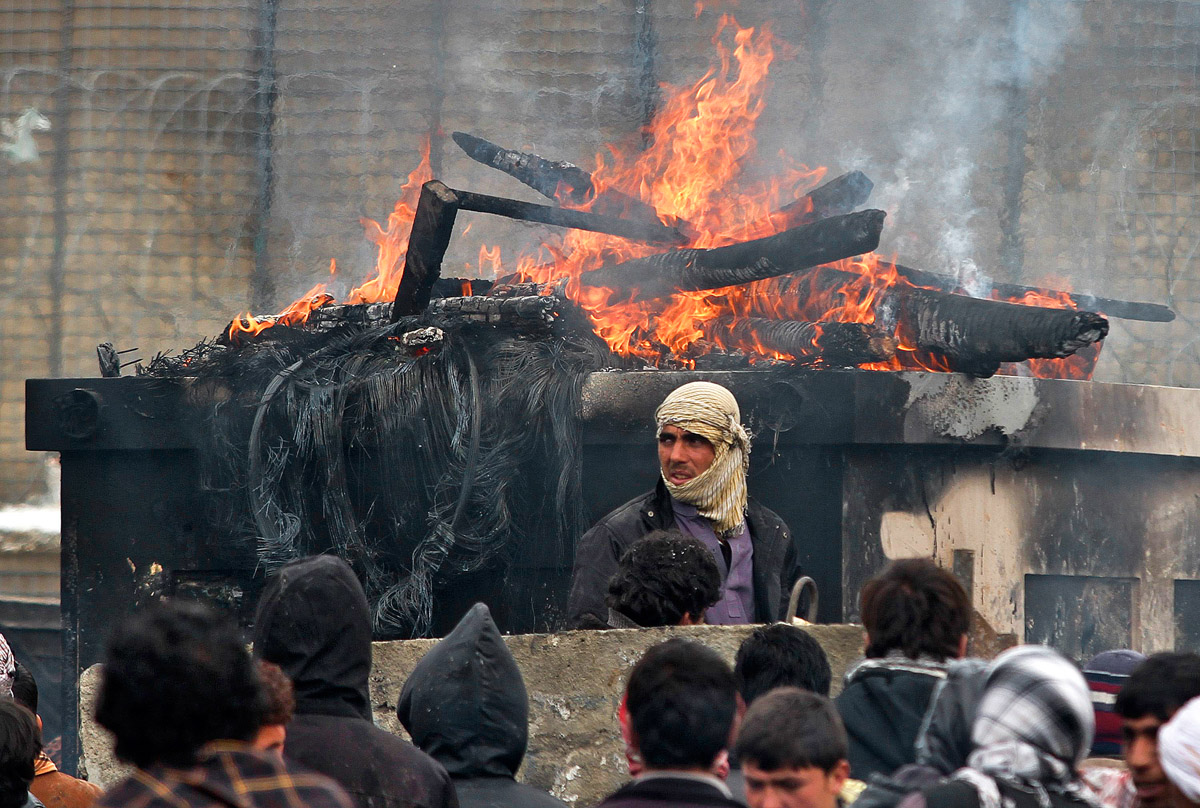 A Korán-égetésért tiltakozó afgánok Bagramiban, az amerikai bázisnál. Olaj a tűzre