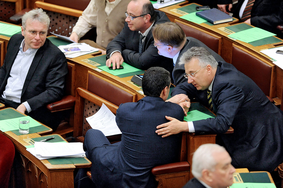 Pokorni Zoltán (balról) még nem döntött, hogy a képviselőséget vagy a polgármesterséget választja, Lázár János (háttal) a parlament felé hajlik, Semjén Zsolt (jobbról) előkelő helyre számíthat a Fidesz–KDNP-listán
