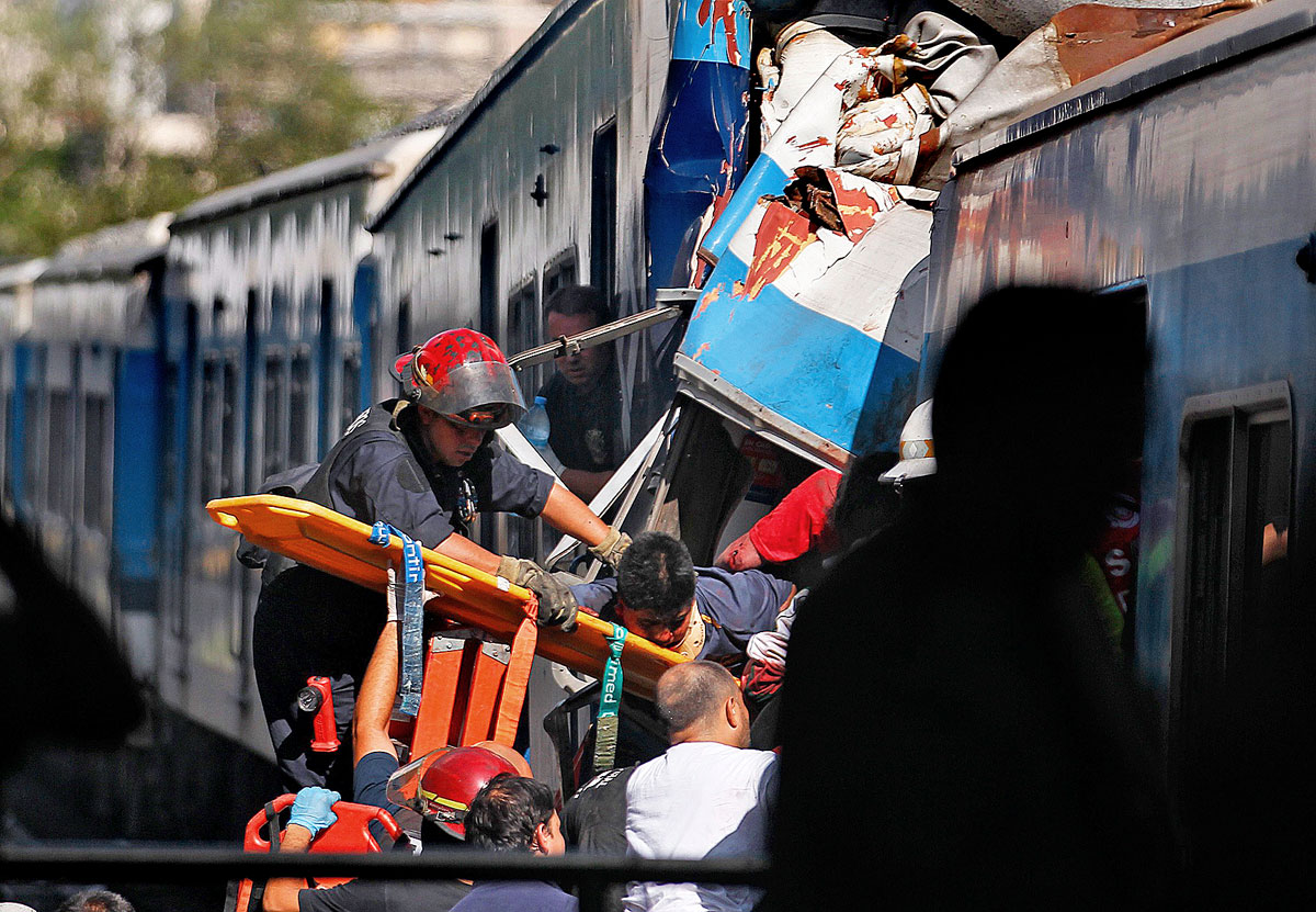Sérülteket mentenek ki a Buenos Aires-i állomáson balesetet okozó szerelvény roncsai közül