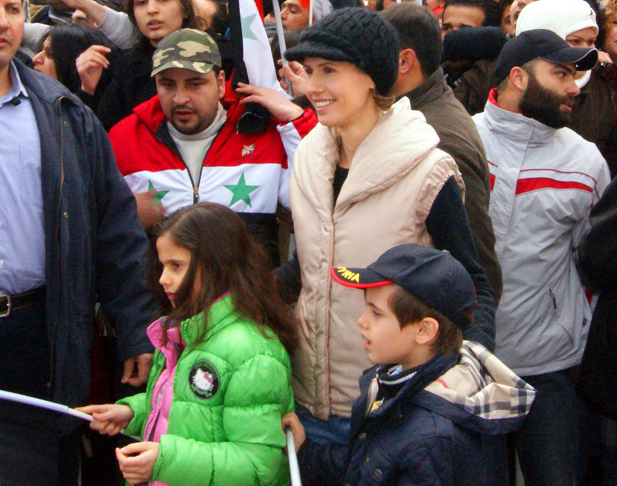 Aszma el-Aszad két gyermekével januárban, a férjét támogató tömegrendezvényen