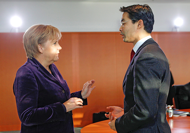 Angela Merkel kancellár Philipp Rösler egészségügyi miniszterrel.  Westerwelle utódja lehet?