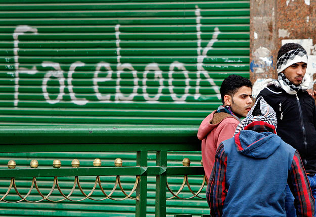 A Facebook központi szerepet játszott az észak-afrikai országok civil tüntetéseinek megszervezésében. Képünk Kairóban készült, február elején