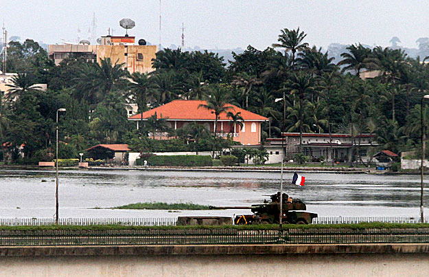 A French tank crosses General de Gaulle bridge in Abidjan April 5, 2011. Four French tanks and several armoured personnel vehicles crossed bridges formerly held by forces loyal to Laurent Gbagbo in Ivory Coast's main city Abidjan on Tuesday, a Reuter