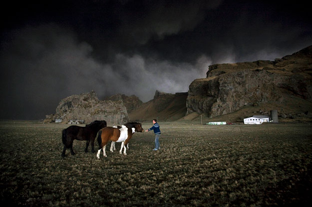 Apokaliptikus hangulat: Thorarinn Olafsson próbálja fedett helyre terelni lovait a közelgő hamufelhő miatt