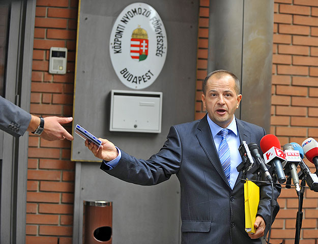 Budai Gyula a Központi Nyomozó Főügyészség épülete előtt. Bárhogy keresi, a saját papírját nem találja