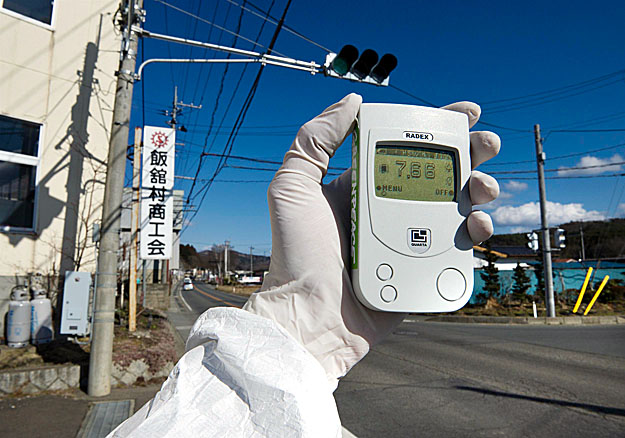Greenpeace-aktivista méri a sugárzást, negyven kilométerre Fukusimától