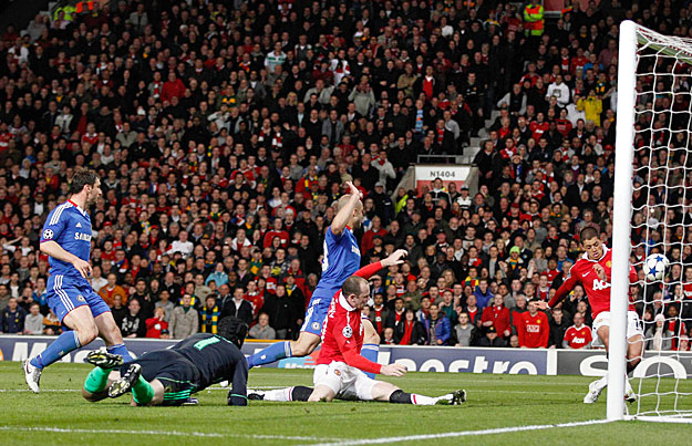 Manchester United's Javier Hernandez (R) shoots to score during their Champions League quarter-final second leg soccer match against Chelsea at Old Trafford in Manchester, northern England, April 12, 2011.   