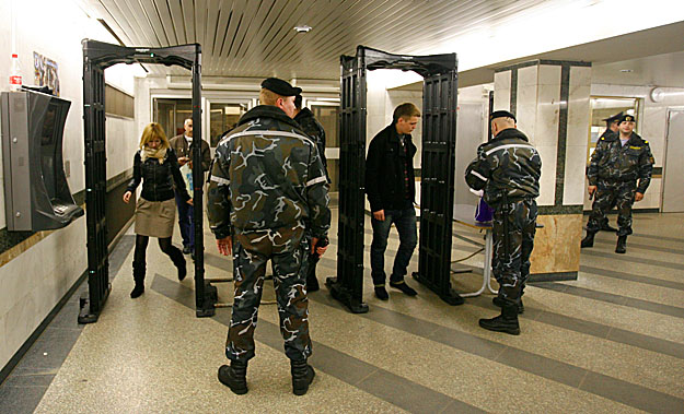 A szokásosnál is erősebb ellenőrzés: már fémdetektoros kapukkal is vigyázzák a minszki metró biztonságát