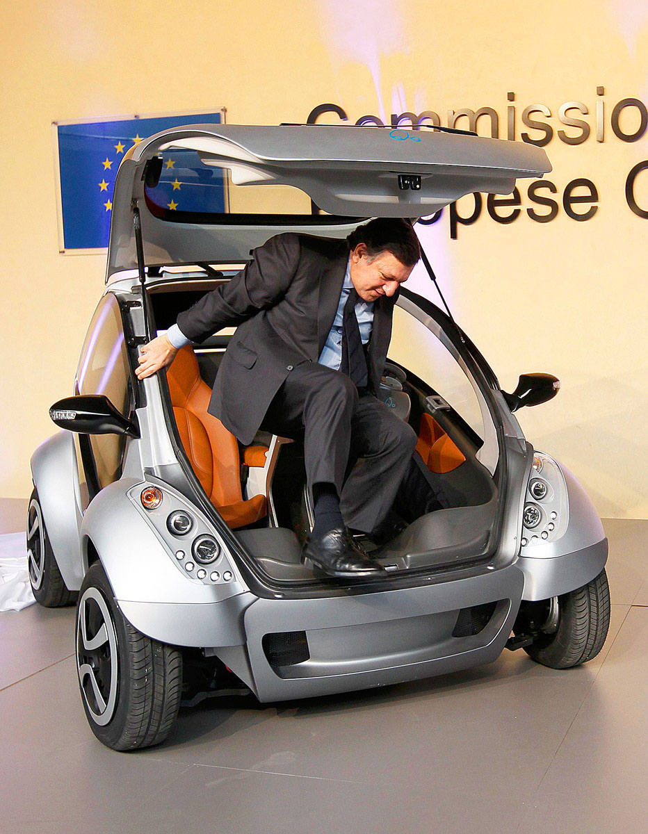 Kiszállni bonyodalmas – Kísérleti autót tesztel az Európai Bizottság elnöke