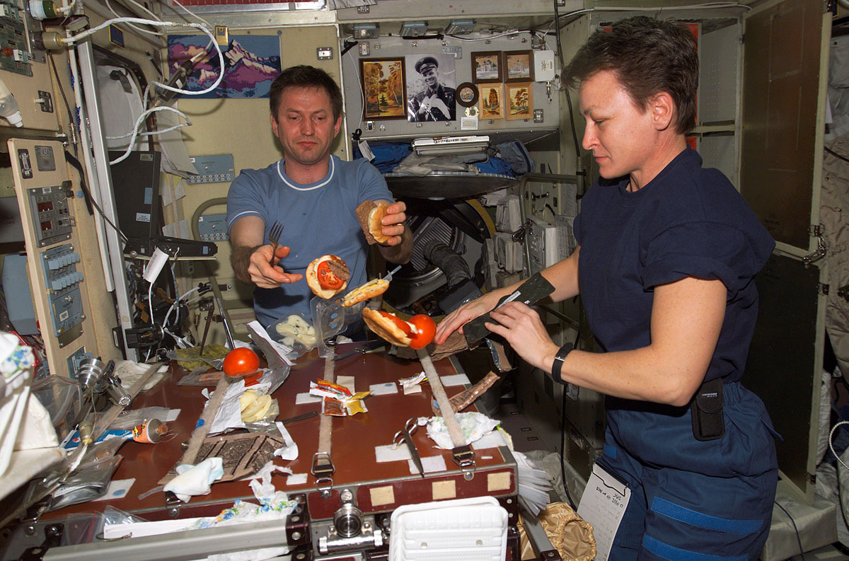 Peggy Whitson és Valerij Korzun hamburgert fogyasztanak az űrállomáson
