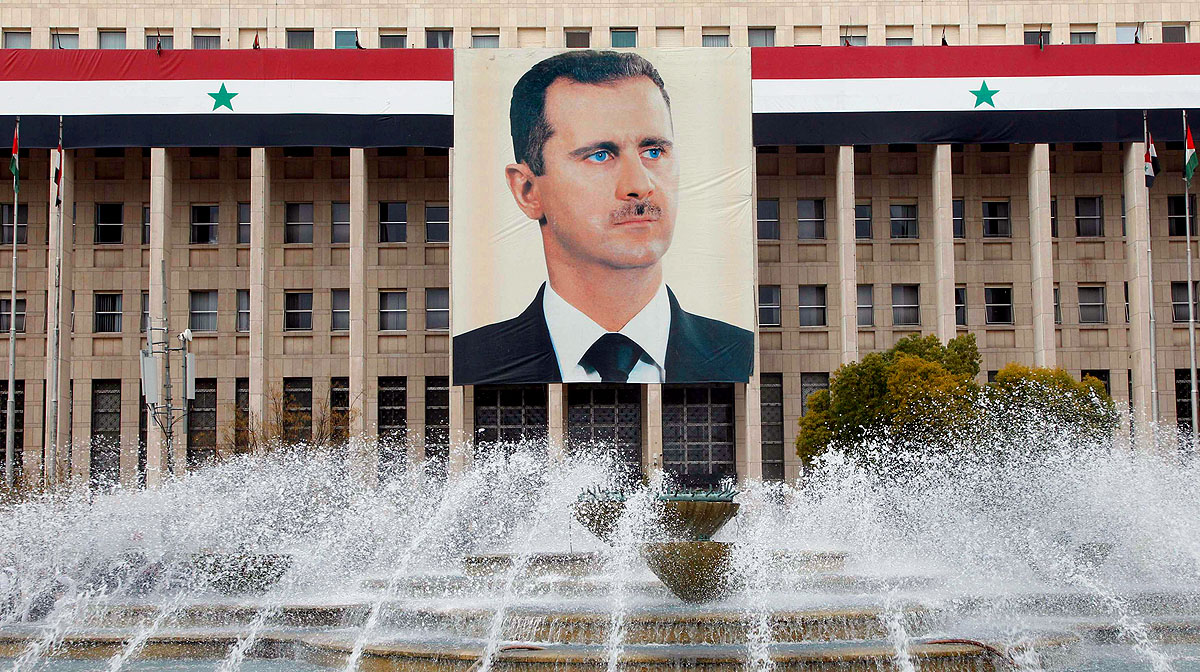 Aszad képe Damaszkuszban. Irán bírálta a reformokat