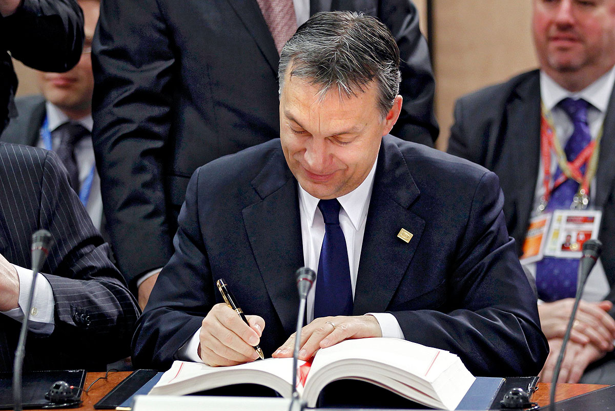 Orbán Viktor aláírja az EU fiskális paktumát