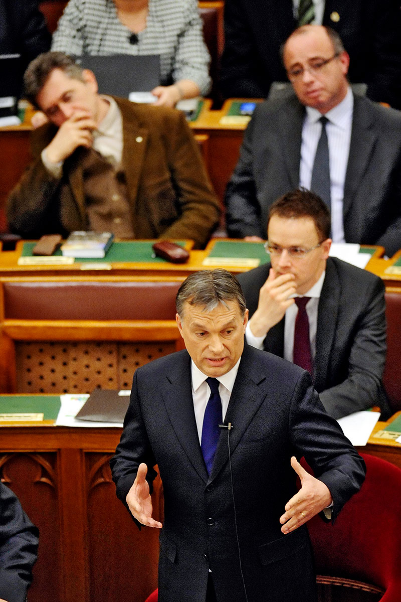 Orbán felszólalásával kezdett volna a parlament, de az utolsó pillanatban visszalépett. Aztán mégis beszélt: Vona Gábornak válaszolt