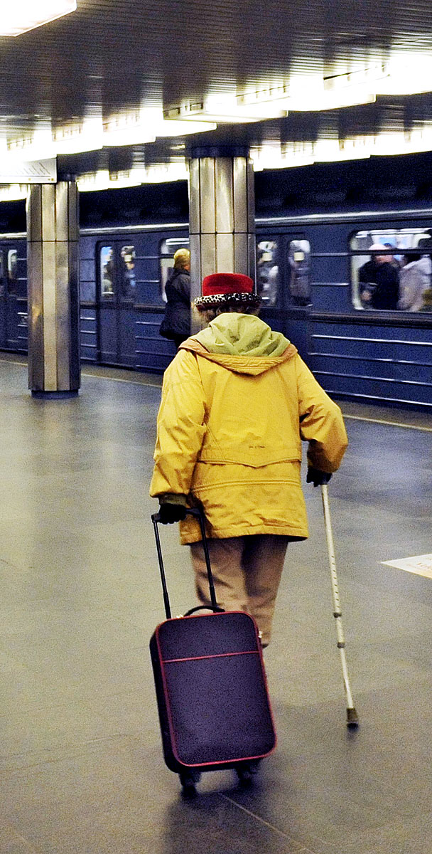 Idős utas a metróban