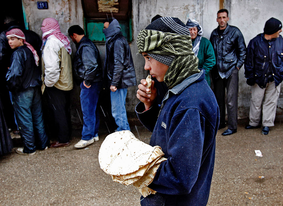 Növekszik az élelmiszerhiány. Kenyérre várók sora a Homszhoz közeli al-Kuszair városában