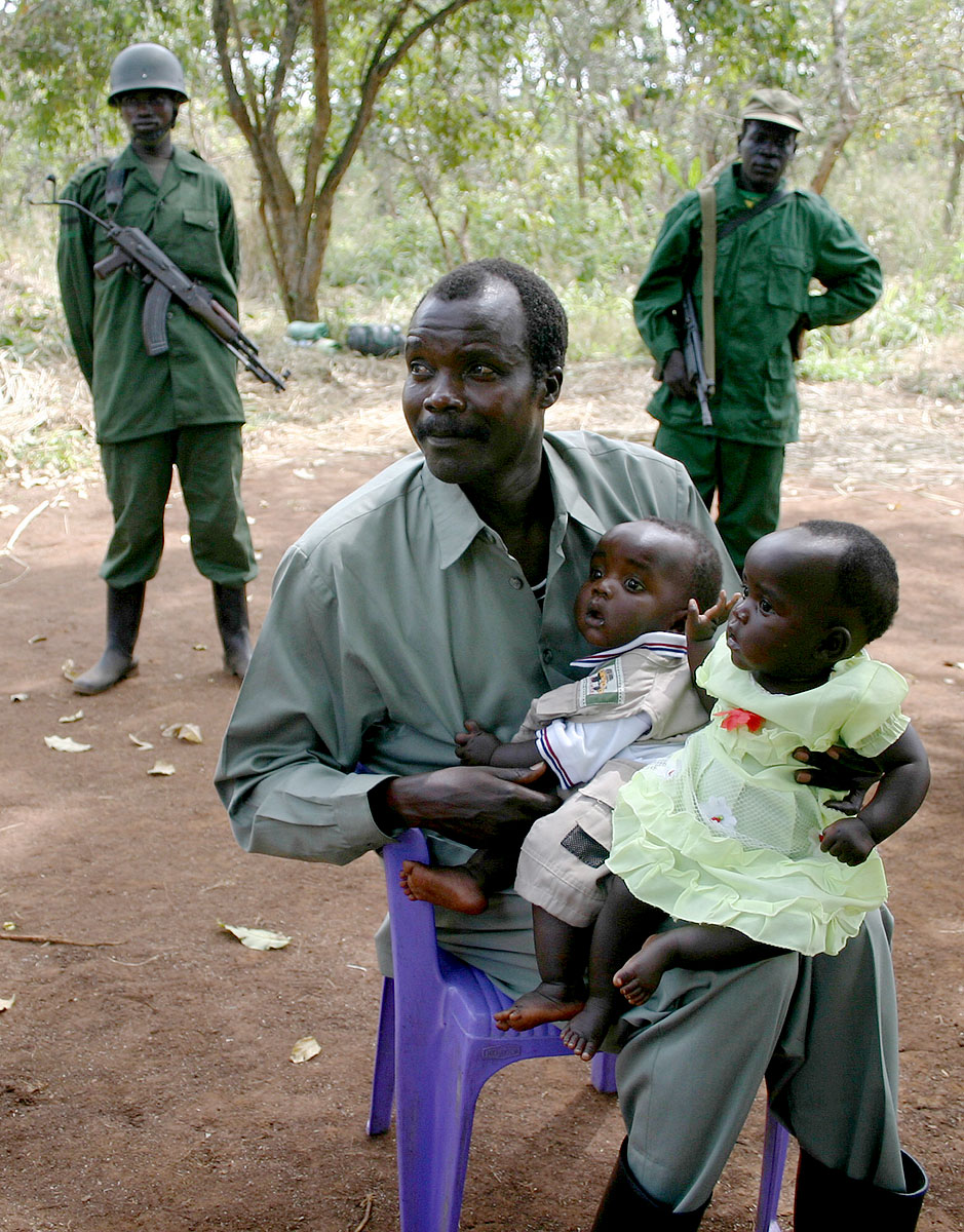 Joseph Kony a lányával és a fiával egy 2008-as fotón