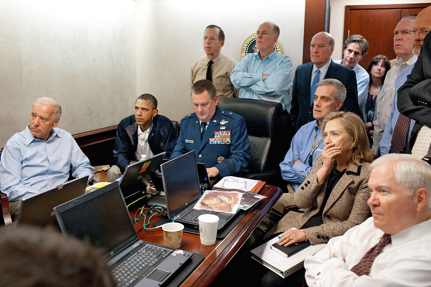 Barack Obama Oszama bin Laden likvidálásának híreit várja többek között Joe Biden alelnök, Hillary Clinton külügyminiszter és Robert Gates akkori védelmi miniszter társaságában. Halál, élőben