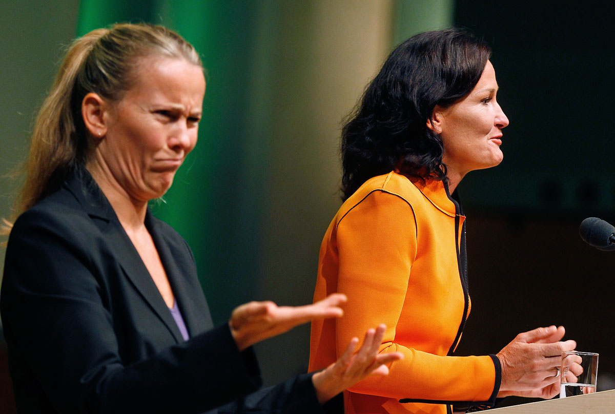 Eva Glawischnig zöldpárti osztrák képviselő (jobbra) szavait adja vissza a jeltolmács. Furcsaságokat az internetes fordítók is bőven elkövetnek