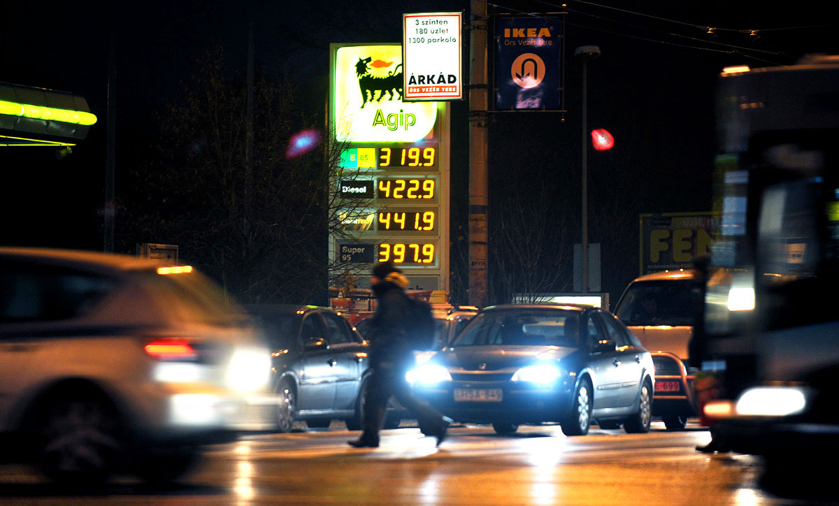 Rekordszintre nő a benzinár