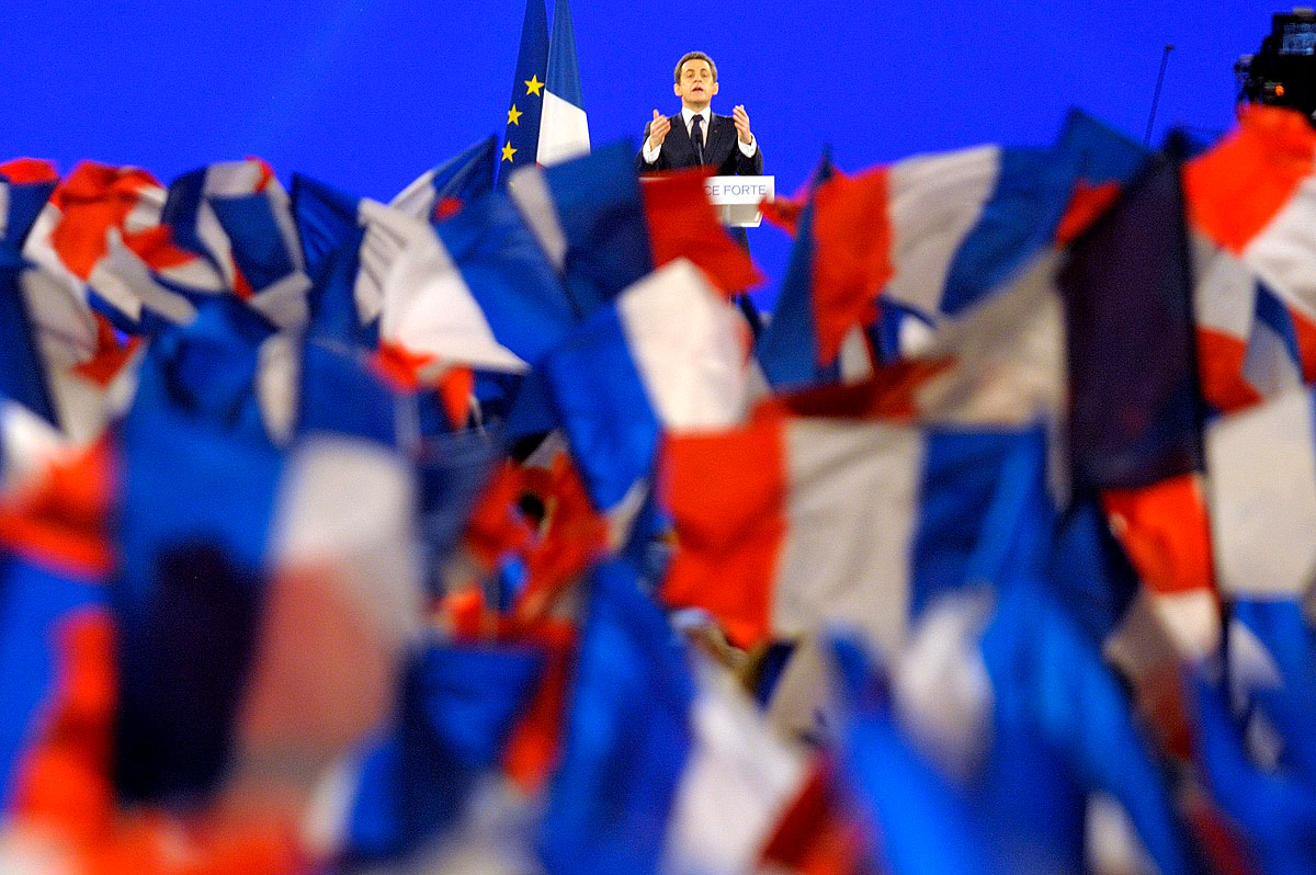 Nicolas Sarkozy 50 ezer híve ... és rengeteg francia zászló előtt 