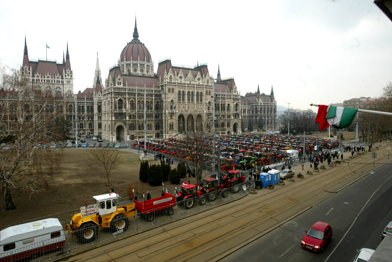 Kétszáz traktor a Kossuth téren 2005 márciusában