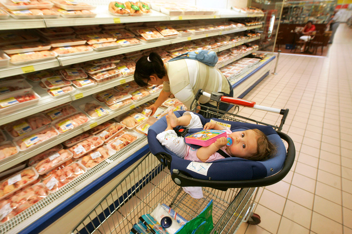 A Tesco közölte azt is, hogy az áruházlánc baromfiból kizárólag magyar beszállítóktól származó friss húsárut kínál, és a sertésáru is több mint 90 százalékban magyar szállítóktól érkezik