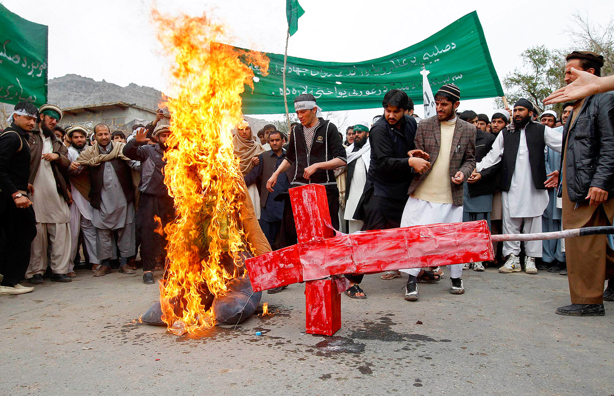 Amerika-ellenes tüntetők Dzsalálábád tartományban. A kormány emberei nem tudják lecsillapítani a feldühödött embereket