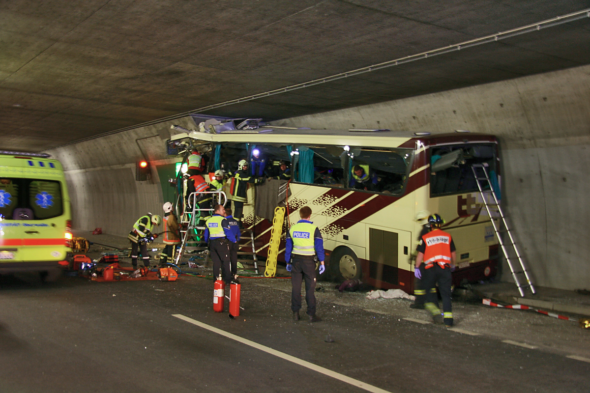 A svájci buszbalesetben 22 gyerek halt meg