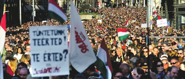 Az Egymillióan a Magyar Sajtószabadságért (Milla) tüntetésén az Erzsébet híd pesti hídfőjénél