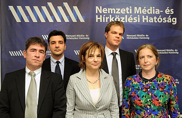 Csoportkép a Nemzeti Média- és Hírközlési Hatóság médiatanácsáról a testület bemutatkozóján. Középen Szalai Annamária elnök, mellette Auer János (b), Kollarik Tamás (b2), Koltay András (j2) és Vass Ágnes (j), a médiatanács tagjai