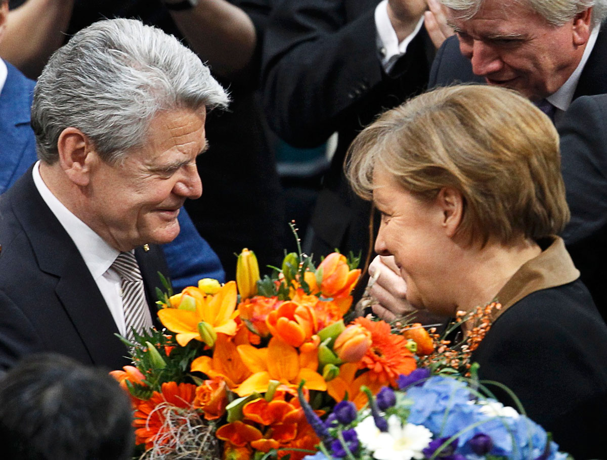 Joachim Gauck Angela Merkel gratulációját fogadja a vasárnapi elnökválasztás után. Elsőre, tavaly még nem rá esett a kancellár választása