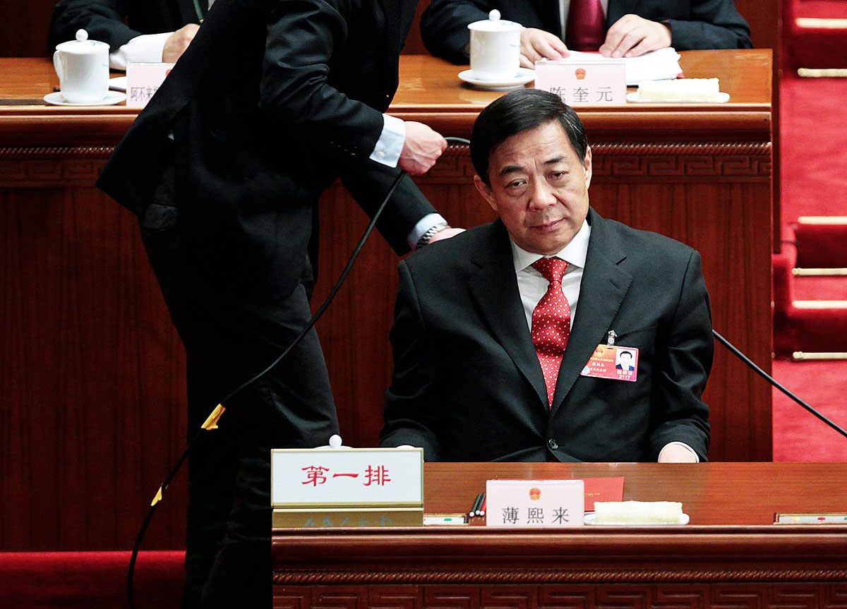 Bo Xilai,várja, amíg elrendezik a kábeleket a háta mögött a kínai népi kongresszus zárónapján. Lekapcsolták