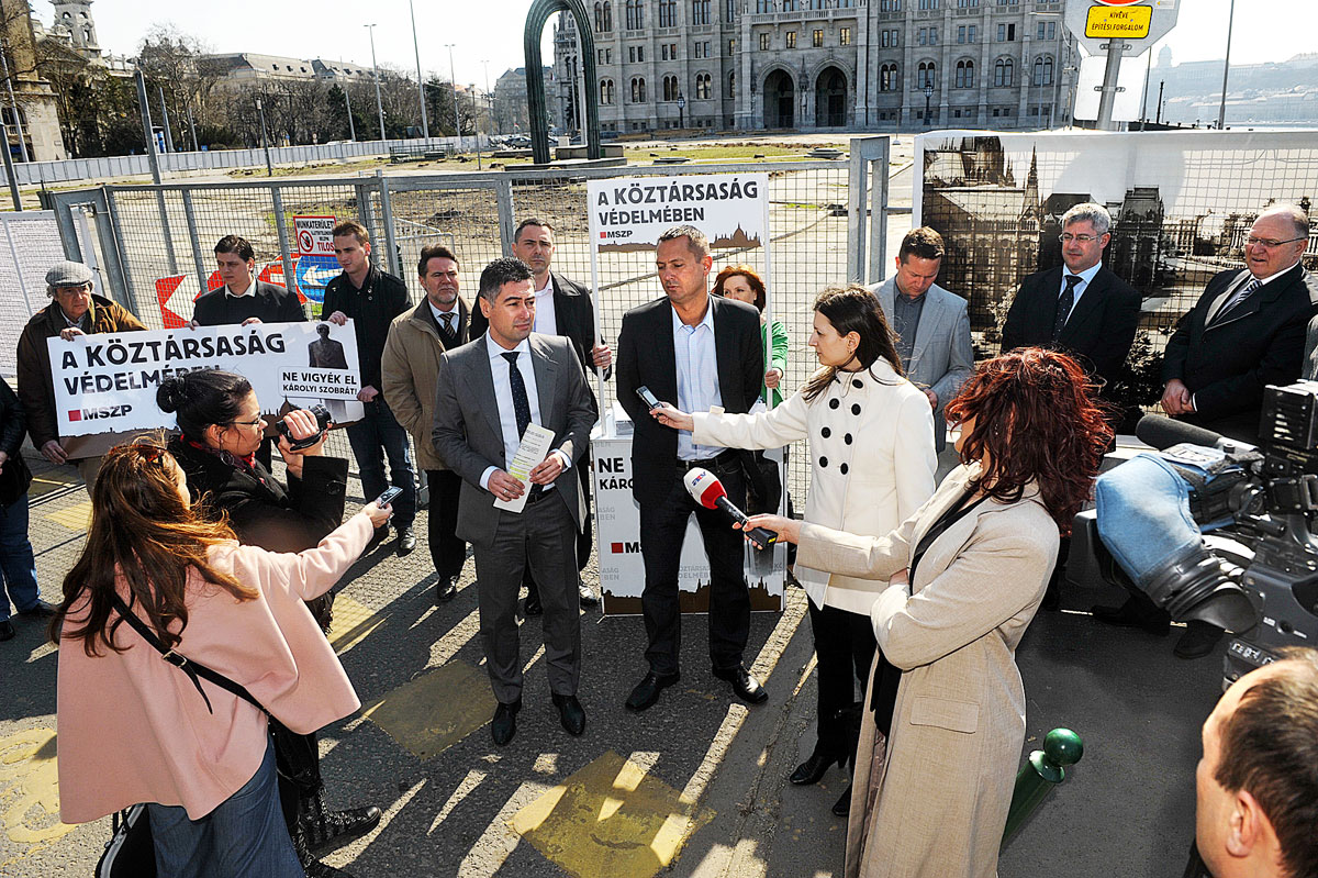 A fővárosi MSZP „őrséget” állított a budapesti Kossuth térre, hogy így tiltakozzon a Károlyi Mihály-szobor eltávolítása ellen