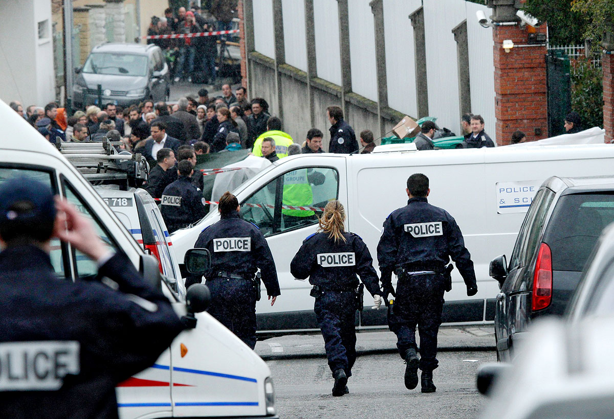 Rendőrök helyszínelnek Toulouse-ban