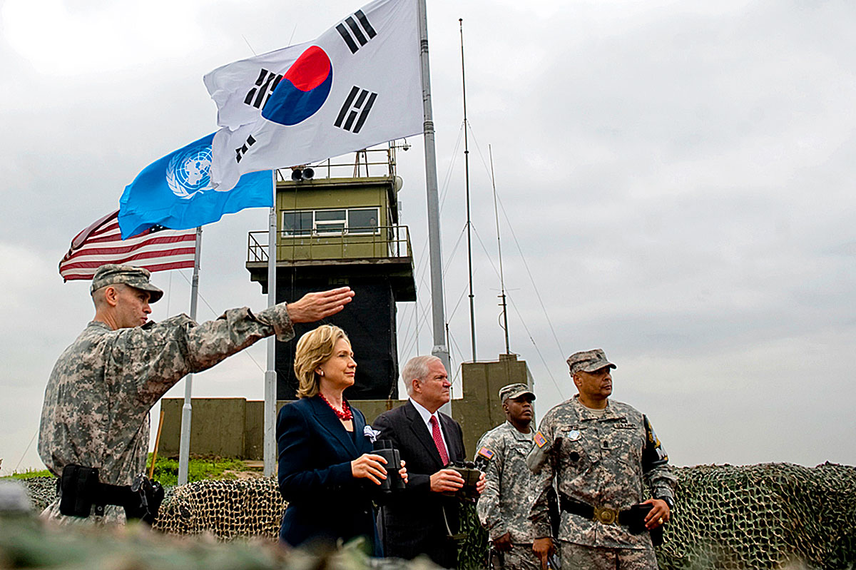 Hillary Clinton amerikai külügyminiszter és Robert Gates akkori védelmi miniszter 2010-ben már járt a DMSZ-nél