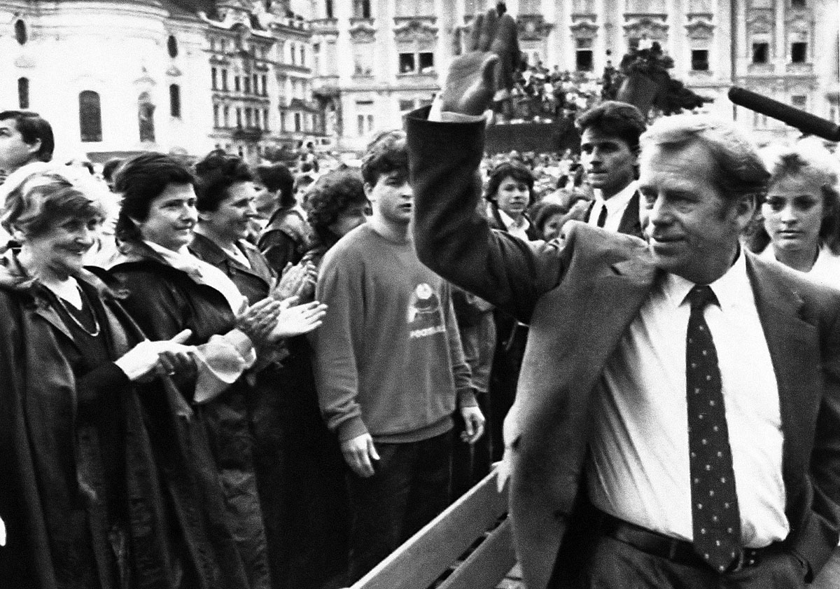 Egy forrdalom hőse: az 1990. június 9-én készült archív felvételen Václav Havel integet támogatóinak Prágában