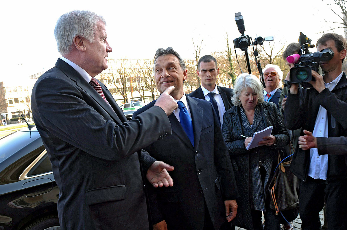 Horst Seehofer a magyar miniszterelnökkel a Carl-palota előtt