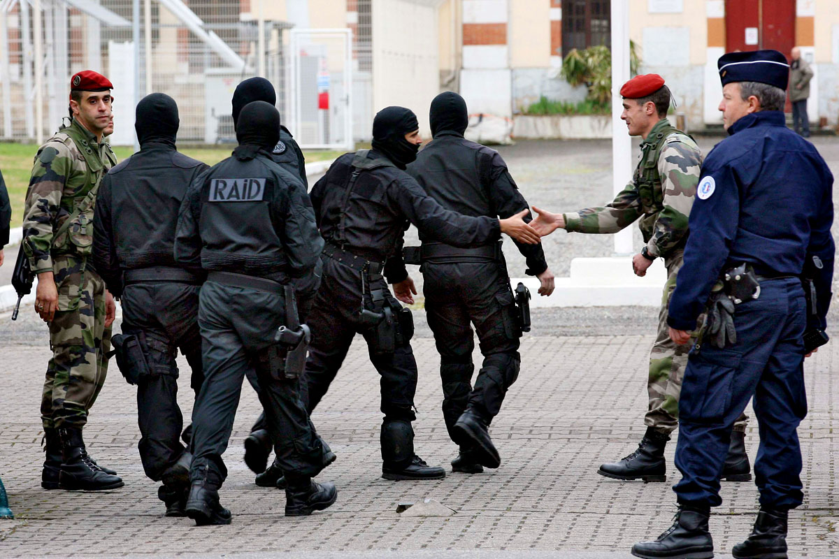 A francia rendőrség különleges erői elhagyják a helyszínt Merah likvidálása után