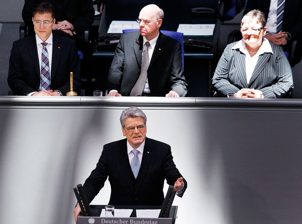 Newly elected German President Joachim Gauck (front) makes a speech after his swearing-in ceremony at the Bundestag, German lower house of parliament, at the Reichstag in Berlin  March 23, 2012.           REUTERS/Thomas Peter (GERMANY  - Tags: POLITI