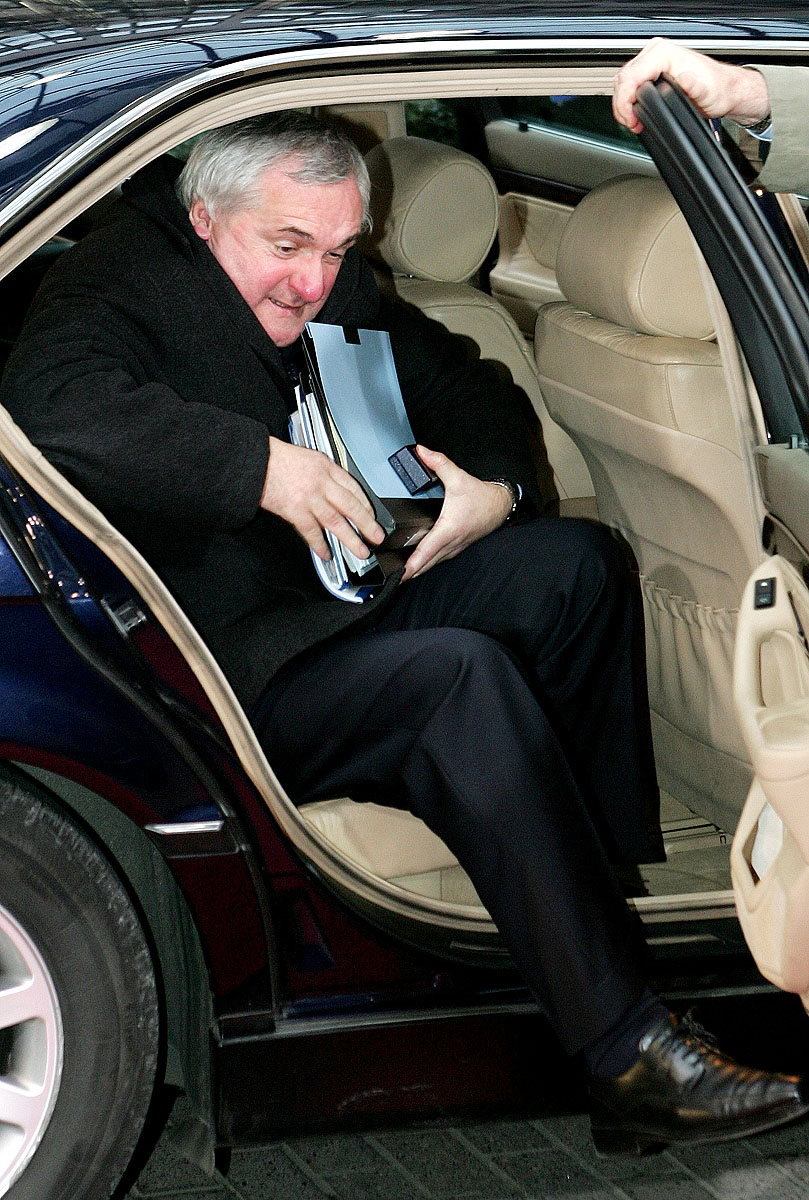 Bertie Ahern 2004-ben még kormányfőként érkezhetett a brüsszeli csúcsra