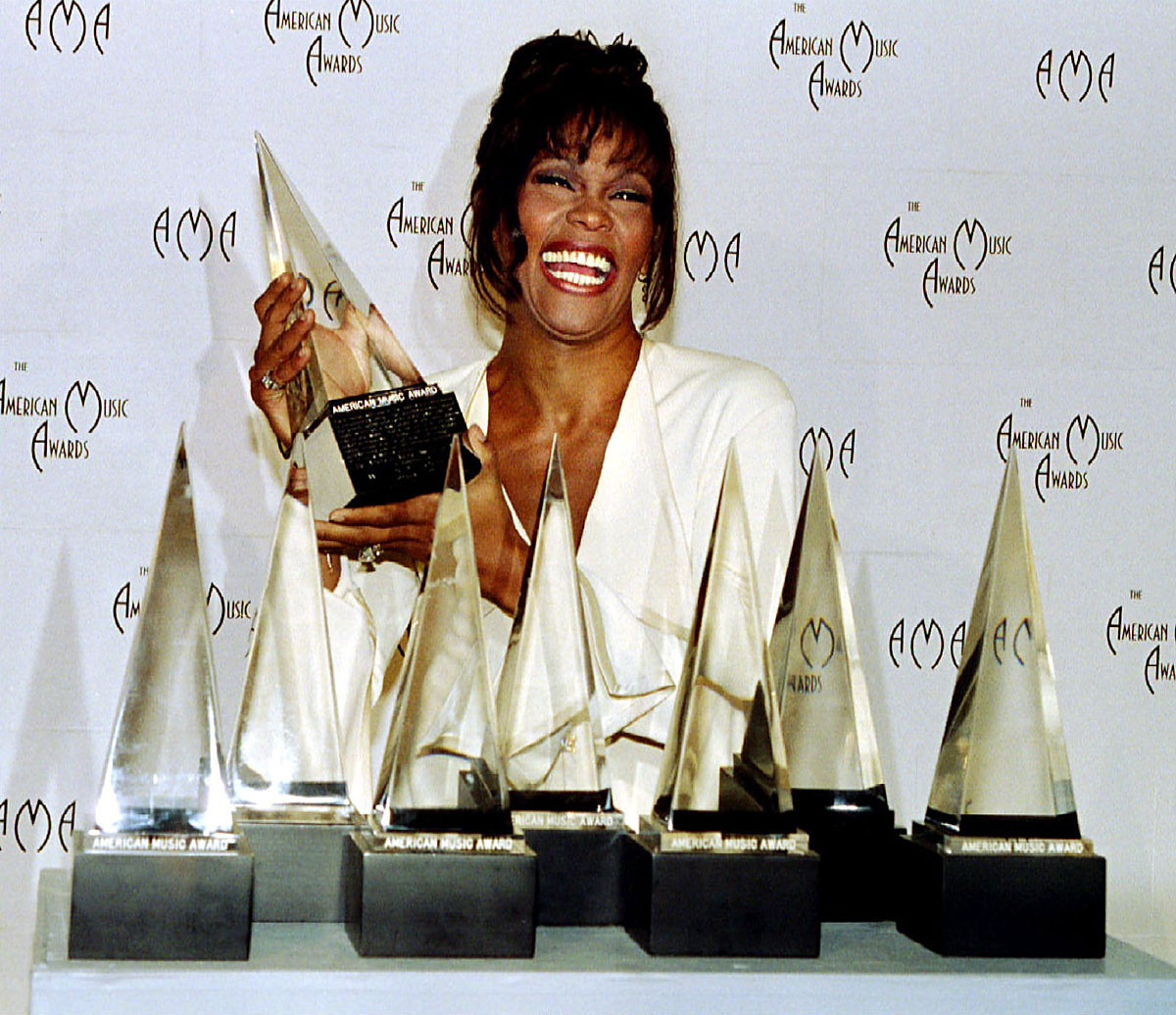 Whitney hét díjat is bezsebelt az 1994-es American Music Awards-on. Pályafutása alatt összesen 415 díjat és kitüntetést vehetett át.