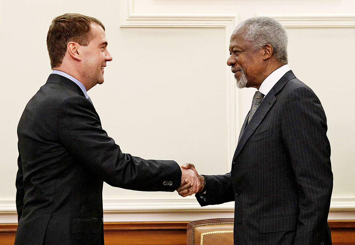 Dmitrij Medvegyev és Kofi Annan kézfogása Moszkvában. Az utolsó esély