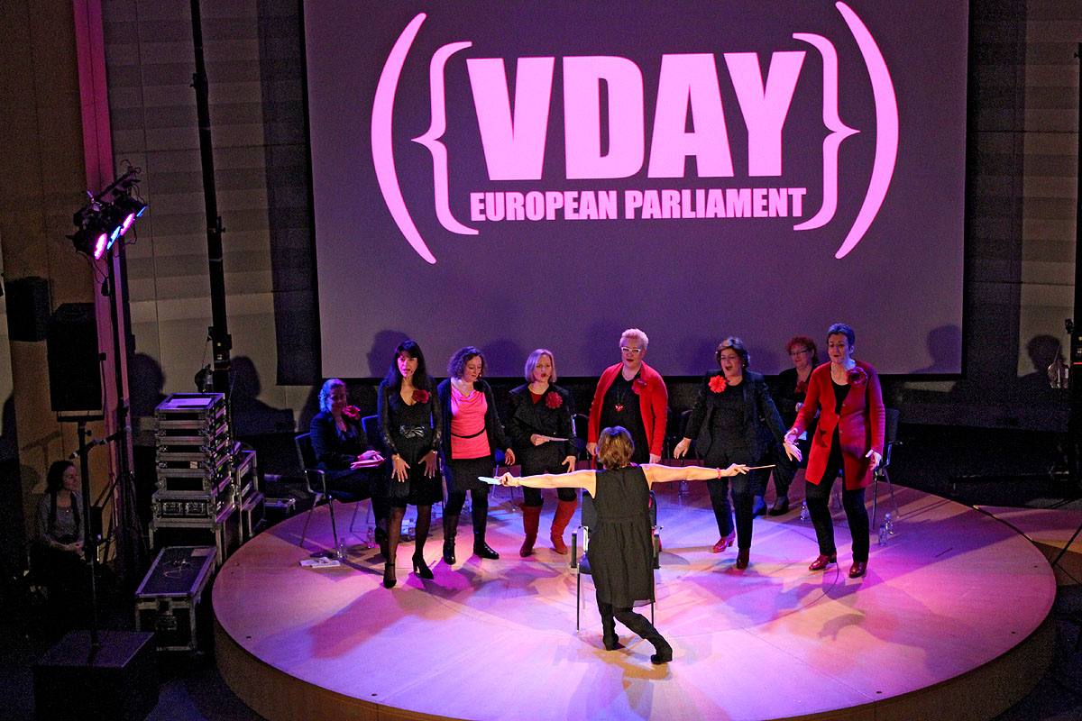 A VDAYés a Vaginamonológok  Brüsszelben európai parlamenti képviselőnők előadásában