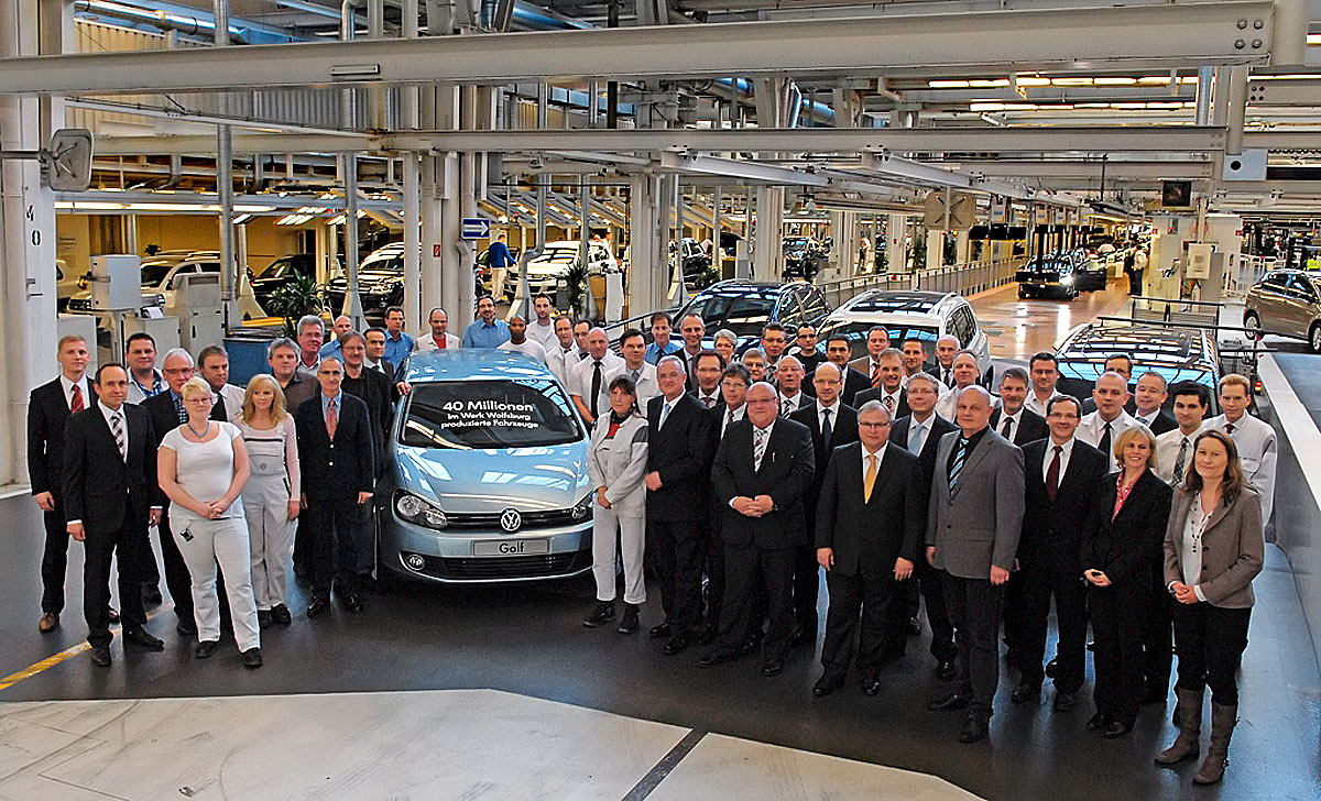 A negyvenmilliomodik autót ünneplik a Volkswagen wolfsburgi gyárában