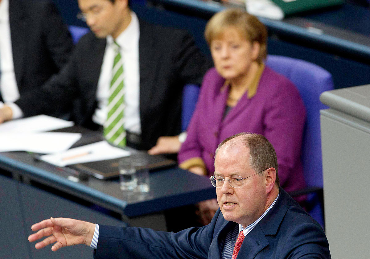 Az előtérben a szocdem Peer Steinbrück, mögötte Angela Merkel kancellár a hétfői vitán 
