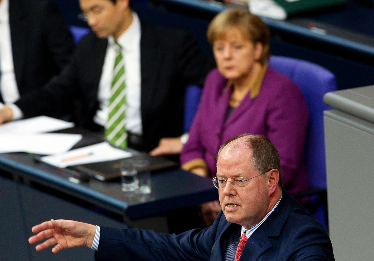 Angela Merkel kancellár Peer Steinbrücköt, az ellenzéki szociáldemokraták vezérszónokát hallgatja