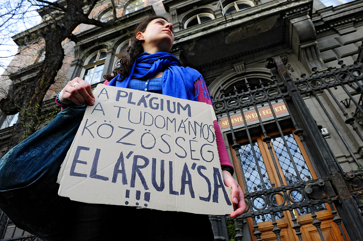 A Hallgatói Hálozat tüntetése a SOTE Üllői úti épületében