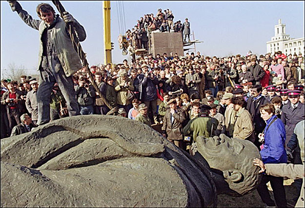 A bukaresti Lenin-szobor ledöntése 1990. március 5-én. Az ellenzék nem akart többet belőle