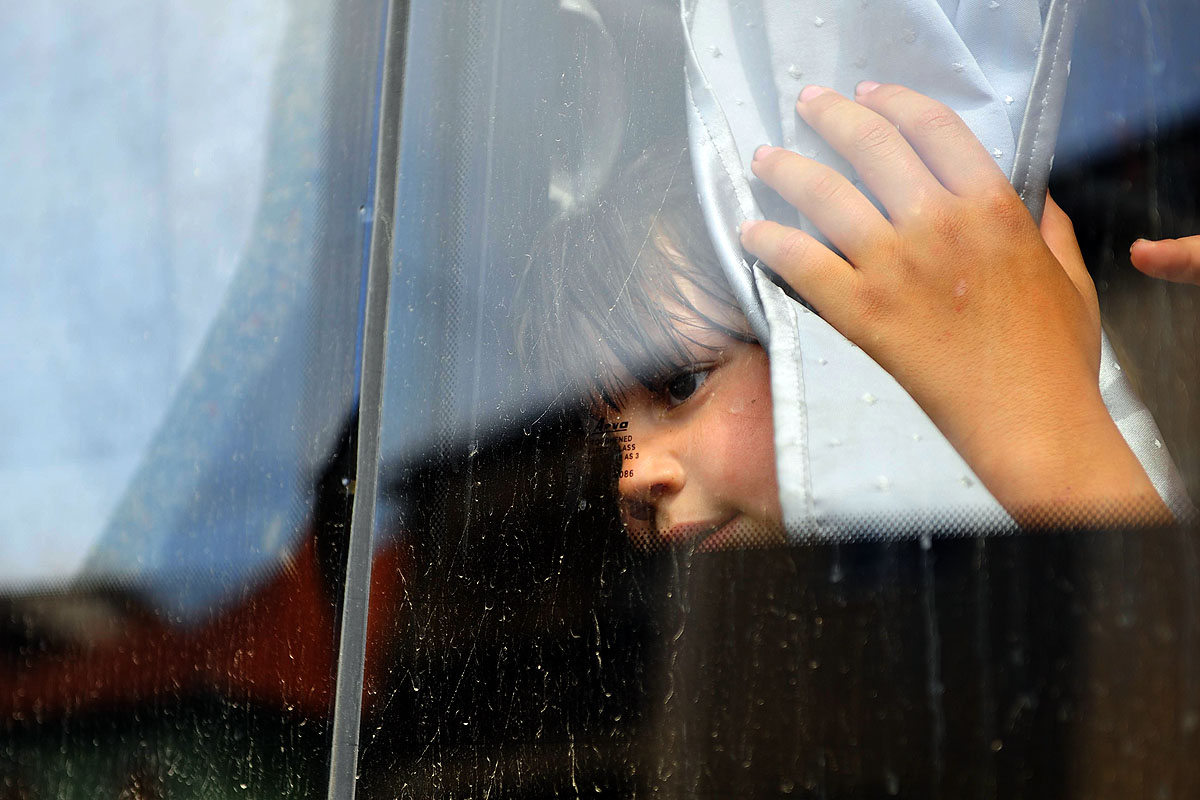 Egy roma kislány egy évvel ezelőtt, amikor a cigányok félelmükben elhagyták a falut